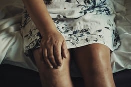 woman with arthritis knee